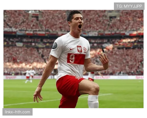 莱万多夫斯基发挥出色,助力巴萨巩固传奇地位,稳健表现成为球队新引擎 莱万多夫斯基发挥出色,助力巴萨巩固传奇地位,稳健表现成为球队新引擎